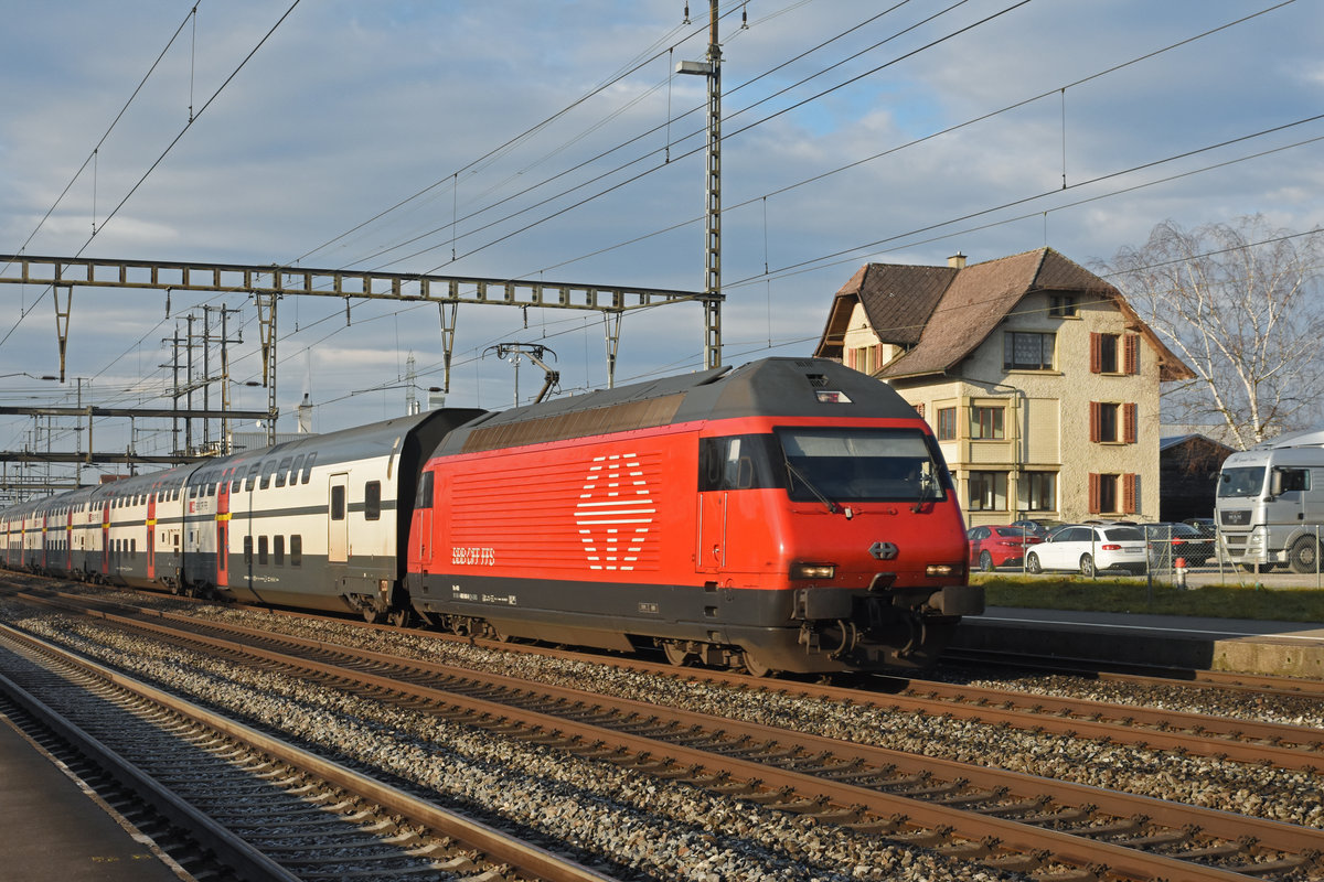 Re 460 040-9 durchfährt den Bahnhof Rupperswil. Die Aufnahme stammt vom 17.01.2020.