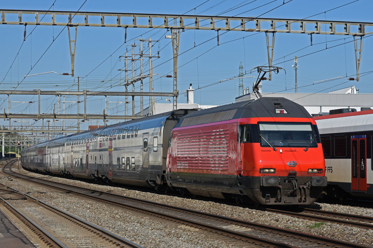 Re 460 040-9 durchfährt den Bahnhof Rupperswil. Die Aufnahme stammt vom 24.06.2020.