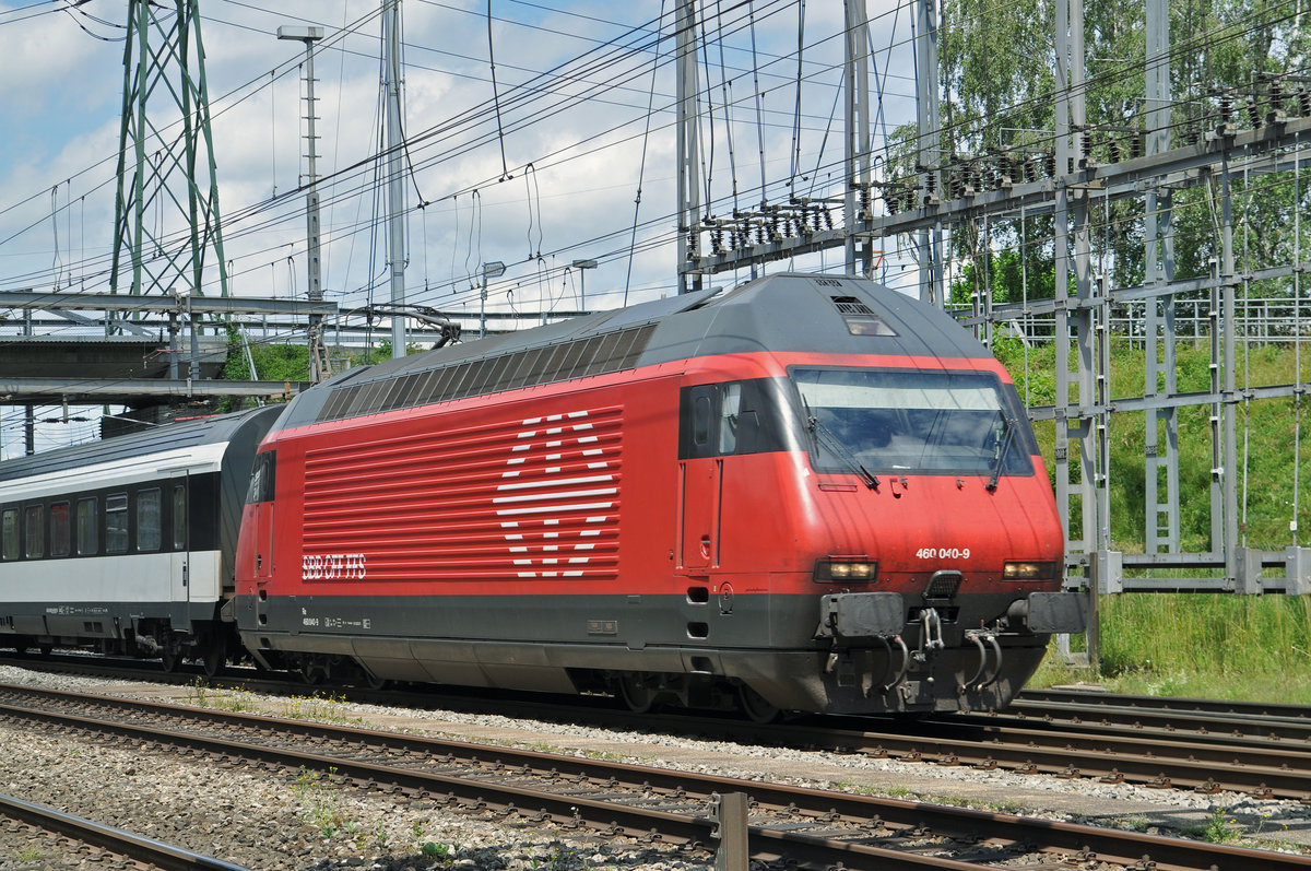 Re 460 040-9 durchfährt den Bahnhof Muttenz. Die Aufnahme stammt vom 28.06.2016.