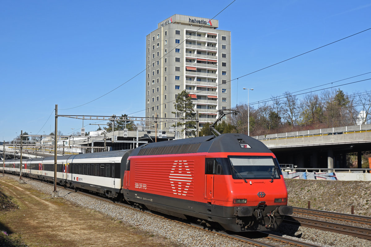 Re 460 040-9 fährt Richtung Bahnhof SBB. Die Aufnahme stammt vom 17.02.2019.