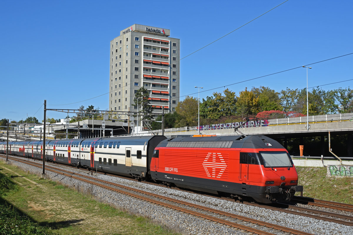 Re 460 040-9 fährt Richtung Bahnhof SBB. Die Aufnahme stammt vom 16.10.2019.