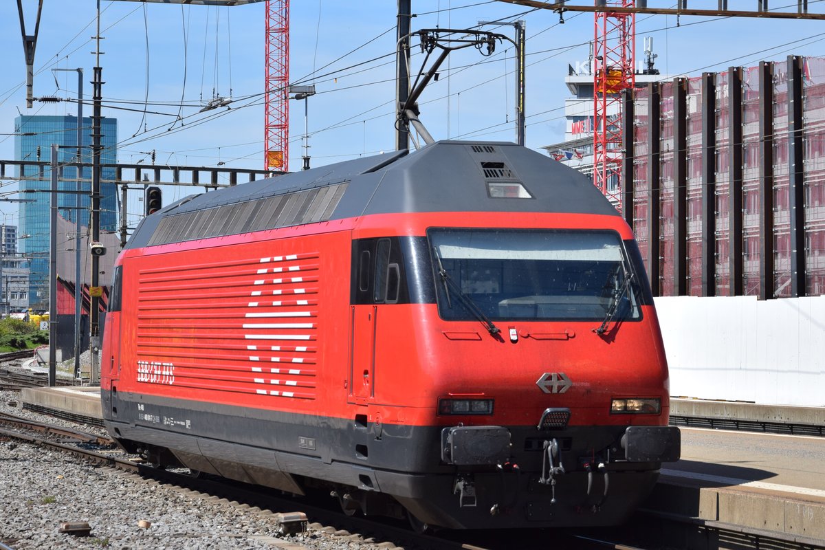 Re 460 041-7  Mendrisiotto  macht sich am 18.04.2018 in Zürich HB auf den Weg in den Warteraum, um sich für die Übernahme eines neuen Zuges bereit zu halten.