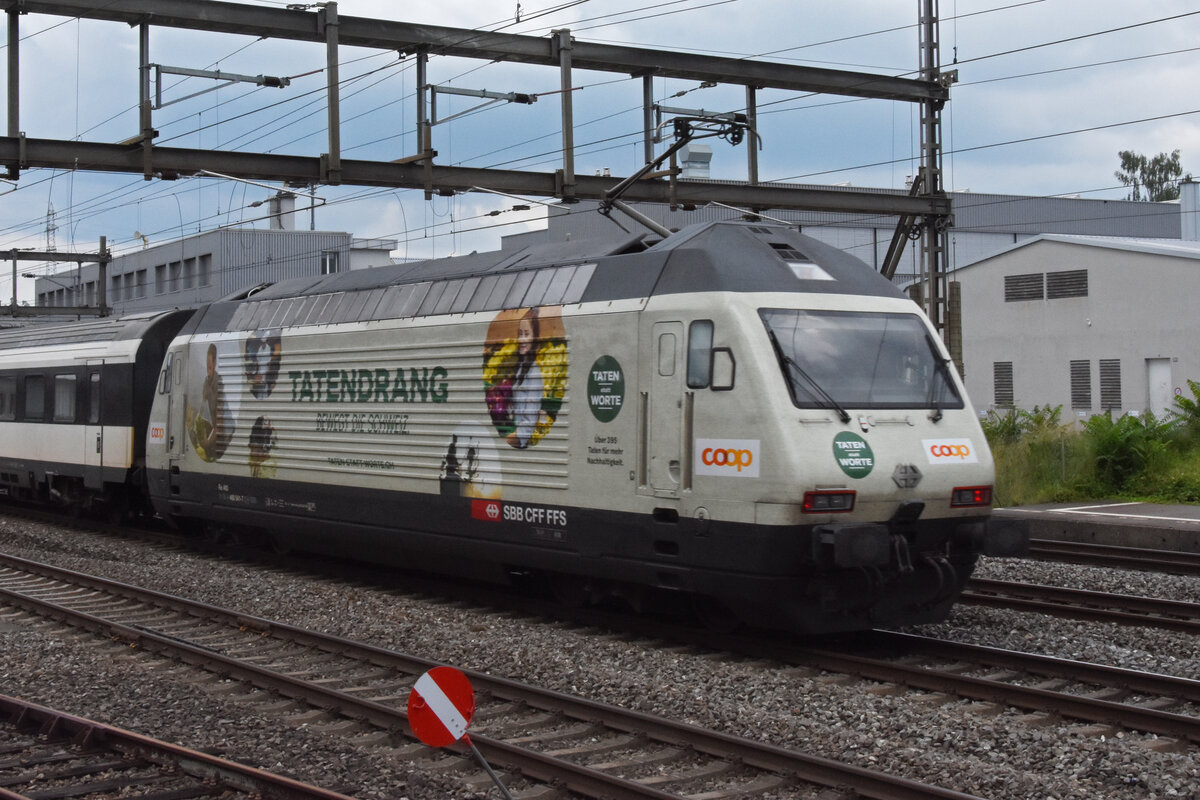 Re 460 041-7 mit der COOP Werbung, durchfährt den Bahnhof Rupperswil. Die Aufnahme stammt vom 17.07.2021.