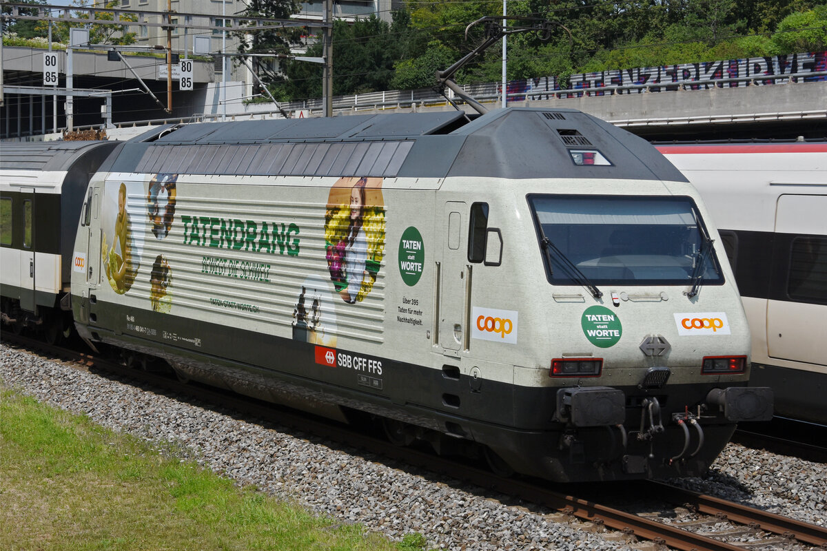 Re 460 041-7 mit der COOP Werbung, fährt Richtung Bahnhof SBB. Die Aufnahme stammt vom 22.07.2021.