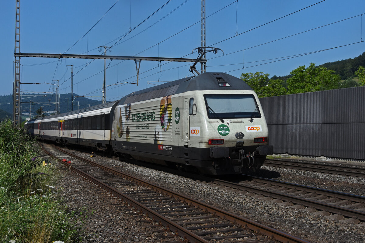 Re 460 041-7 mit der COOP Werbung durchfährt den Bahnhof Gelterkinden. Die Aufnahme stammt vom 21.07.2021.