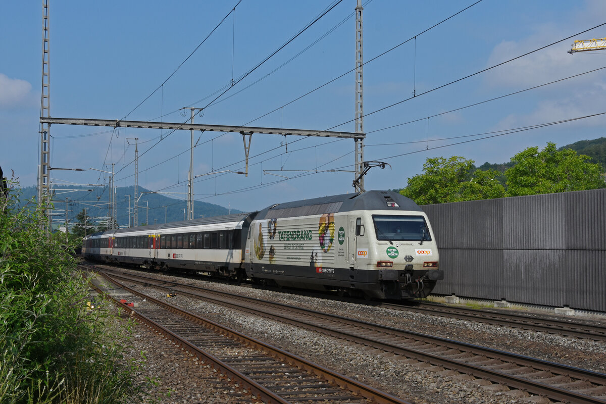 Re 460 041-7 mit der COOP Werbung, durchfährt den Bahnhof Gelterkinden. Die Aufnahme stammt vom 20.07.2021.