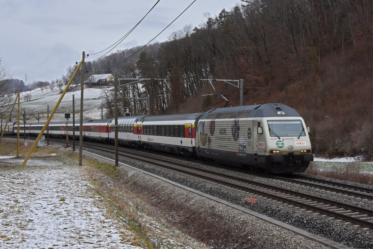 Re 460 041-7 mit der COOP Werbung, fährt Richtung Bahnhof Tecknau. Die Aufnahme stammt vom 01.02.2022.
