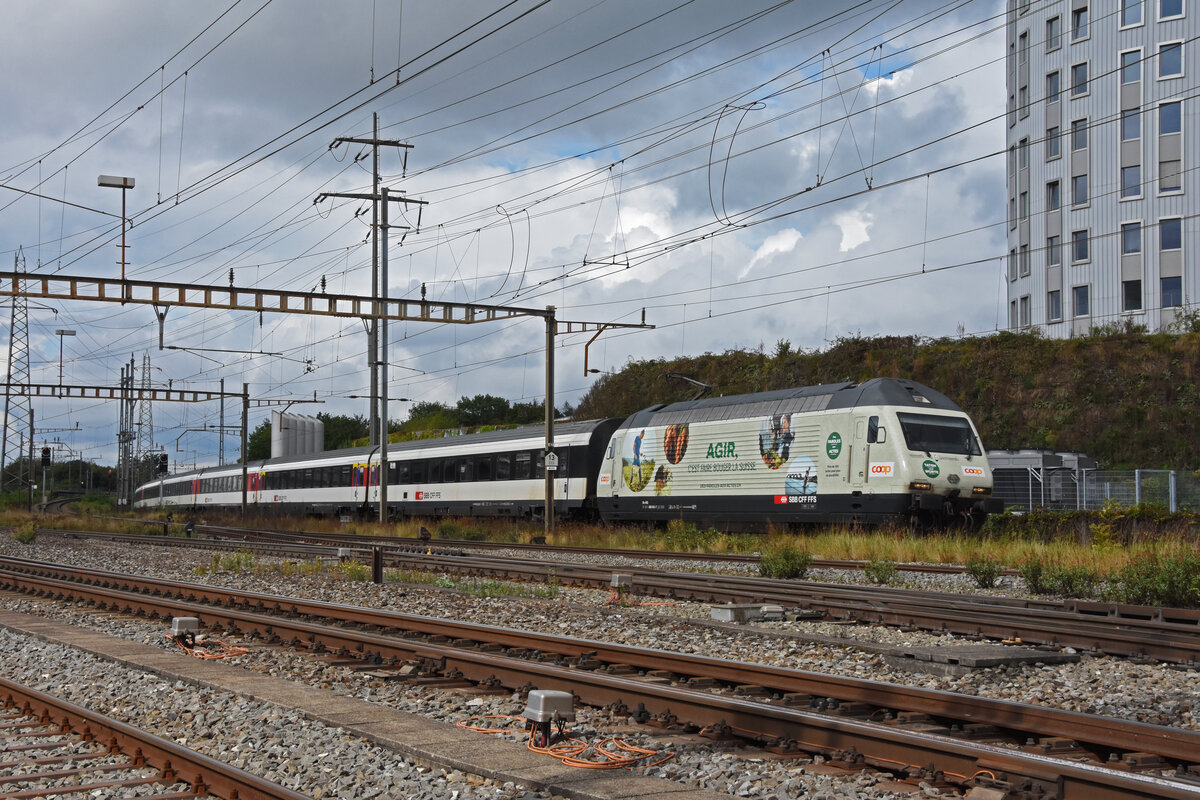 Re 460 041-7 mit der COOPP Werbung, durchfährt den Bahnhof Pratteln. Die Aufnahme stammt vom 16.09.2021.