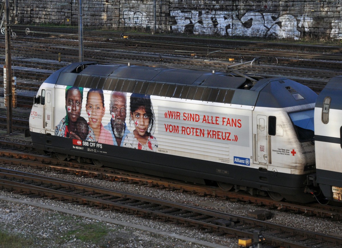 Re 460 041-7 mit der redcross.ch Werbung am Bahnhof SBB. Die Aufnahme stammt vom 17.01.2014.