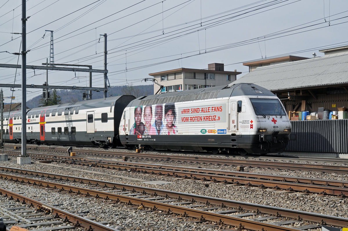 Re 460 041-7, mit der Rotkreuz Werbung, durchfährt den Bahnhof Sissach. Die Aufnahme stammt vom 31.03.2017.