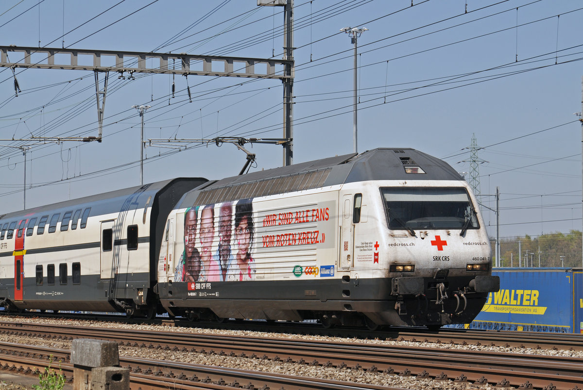 Re 460 041-7, mit der Rotkreuz Werbung, durchfährt den Bahnhof Muttenz. Die Aufnahme stammt vom 08.04.2017.