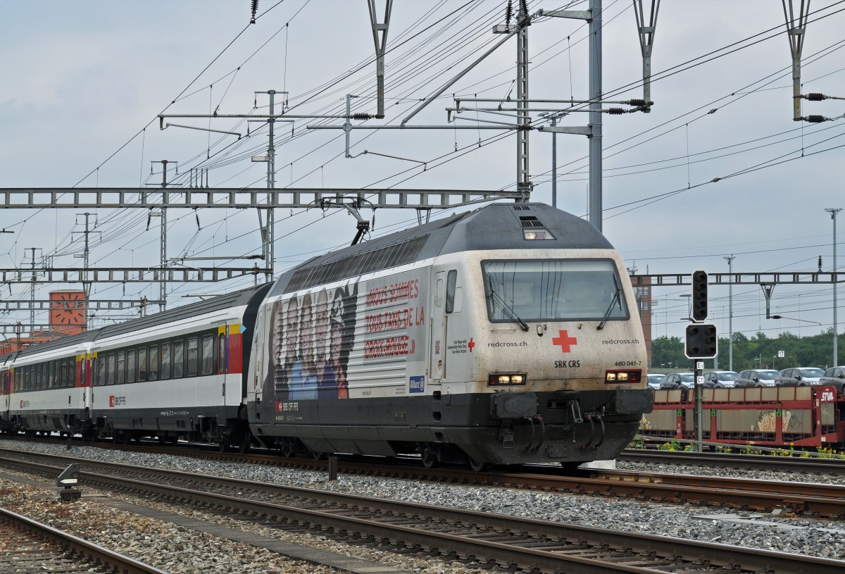Re 460 041-7 mit der Rotkreuz Werbung durchfährt den Bahnhof Muttenz. Die Aufnahme stammt vom 10.06.2015.