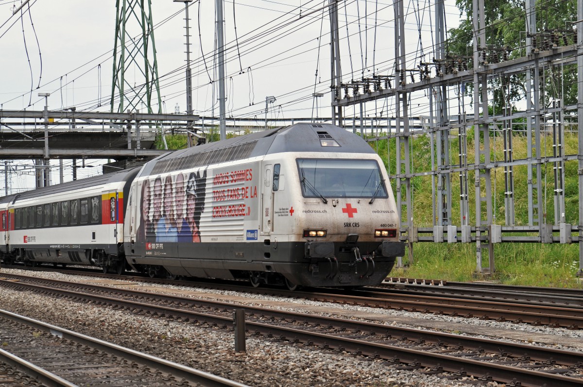 Re 460 041-7 mit der Rotkreuz Werbung durchfährt den Bahnhof Muttenz. Die Aufnahme stammt vom 12.06.2015.