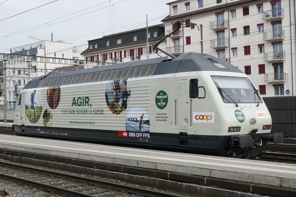 Re 460 041 mit der neuen Werbung  Coop Tatendrang  am 26.2.21 im Bahnhof Olten.