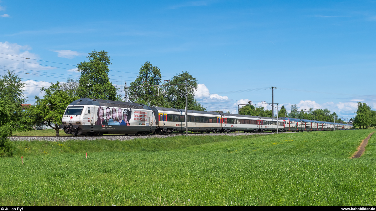 Re 460 041 mit Werbung für das Schweizerische Rote Kreuz am 15. Mai 2017 mit einem IC Romanshorn - Brig kurz nach Amriswil.