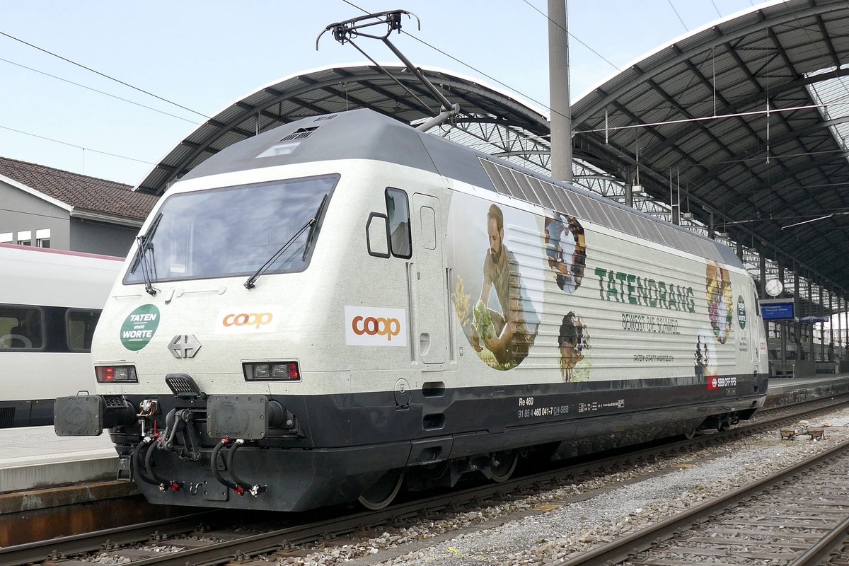 Re 460 041 der SBB mit der neuen Werbung  Coop Tatendrang  am 26.2.21 im Bahnhof Olten.