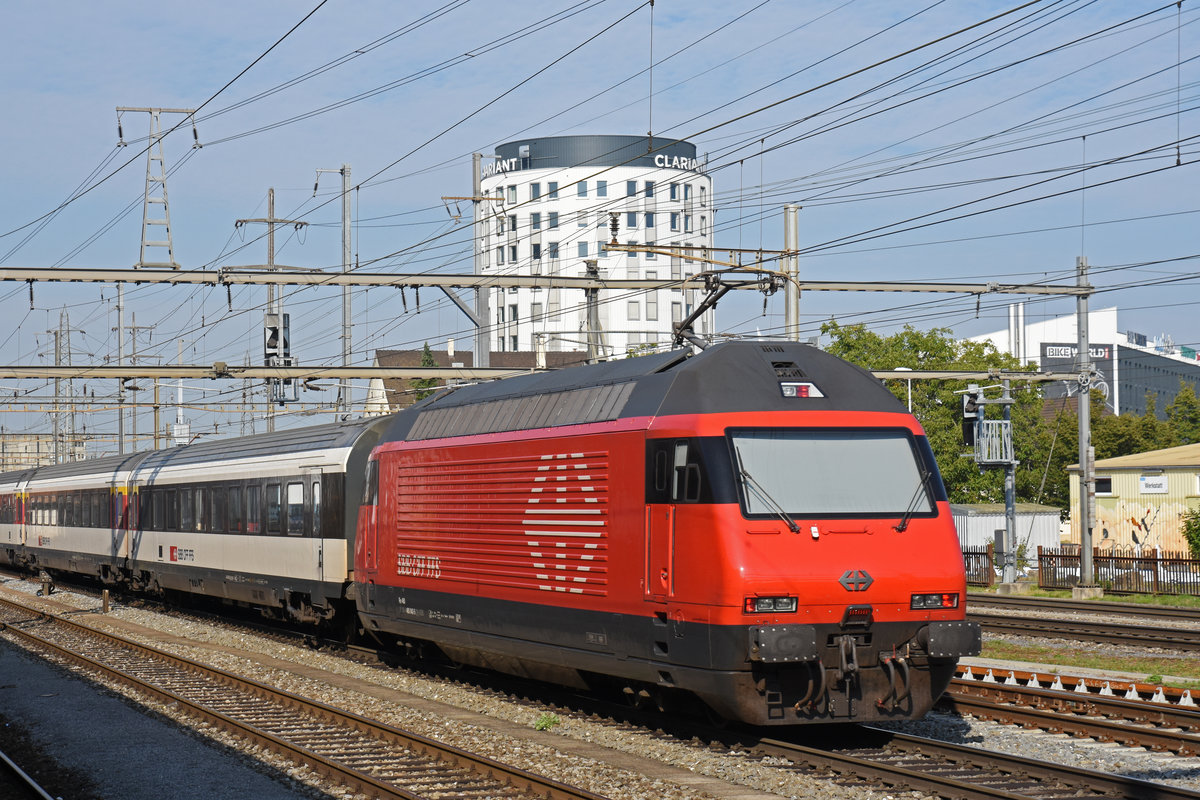 Re 460 042-5 durchfährt den Bahnhof Pratteln. Die Aufnahme stammt vom 11.09.2019.