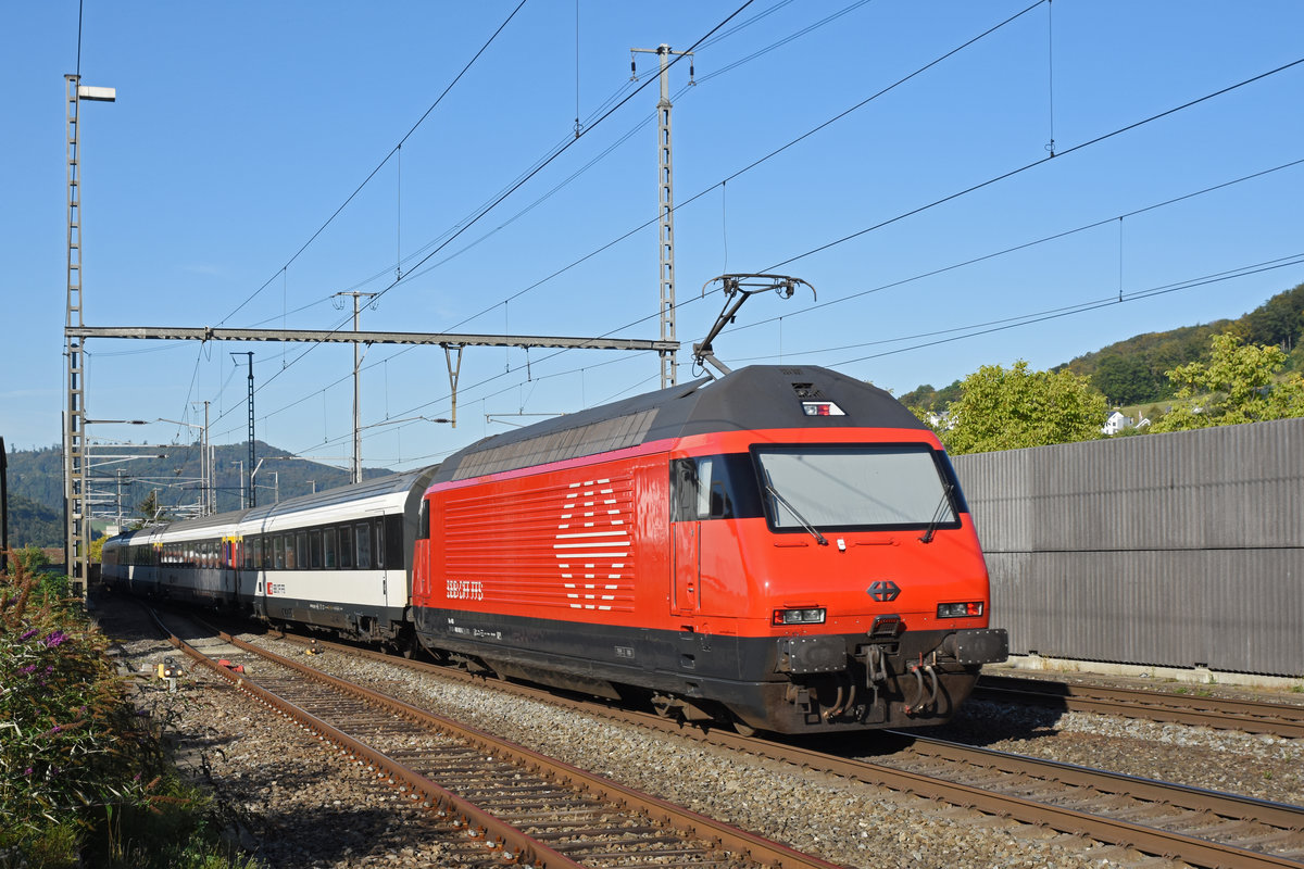 Re 460 042-5 durchfährt den Bahnhof Gelterkinden. Die Aufnahme stammt vom 17.09.2019.