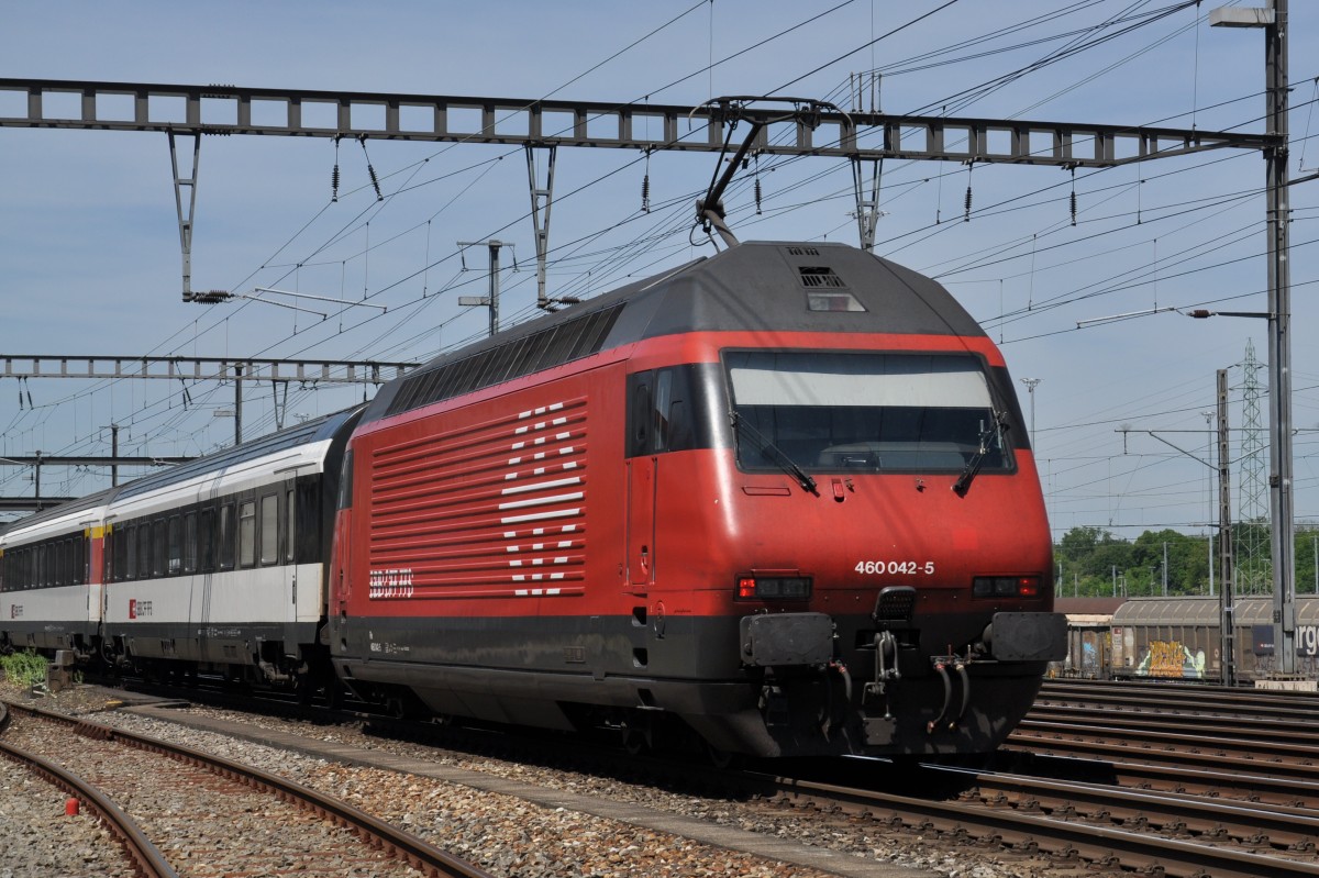 Re 460 042-5 durchfährt den Bahnhof Muttenz. Die Aufnahme stammt vom 05.05.2014 und wurde von einem Parkplatz, der an Abstellgleise grenzt gemacht.