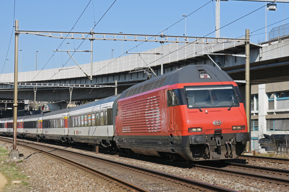 Re 460 042-5 fährt Richtung Bahnhof Muttenz. Die Aufnahme stammt vom 23.03.2019.