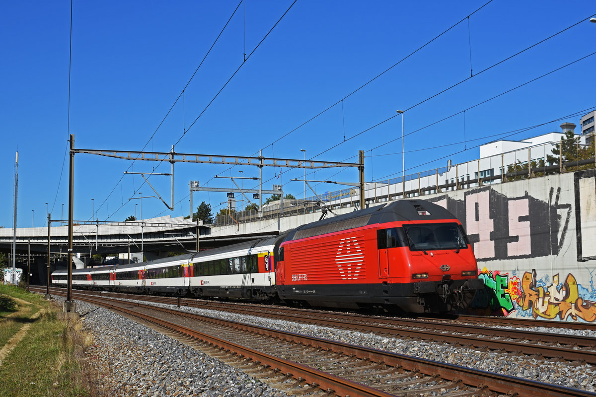 Re 460 042-5 fährt Richtung Bahnhof Muttenz. Die Aufnahme stammt vom 16.10.2019.