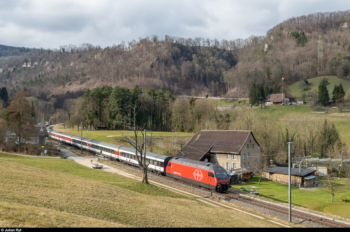 Re 460 042 hat am 4. März 2017 mit ihrem IC Basel SBB - Brig soeben den alten Hauensteintunnel verlassen und fährt jetzt talwärts gegen Olten.<br>
Die Hauenstein-Basislinie ist an den Wochenenden vom 25./26. Februar und 4./5. März 2017 wegen Bauarbeiten gesperrt und die IC Basel - Interlaken, Basel - Brig sowie einige Güterzüge werden über die alte Hauensteinstrecke umgeleitet. Die Regionalzüge werden durch Busse ersetzt um auf der einspurigen Strecke genügend Kapazität zu schaffen.