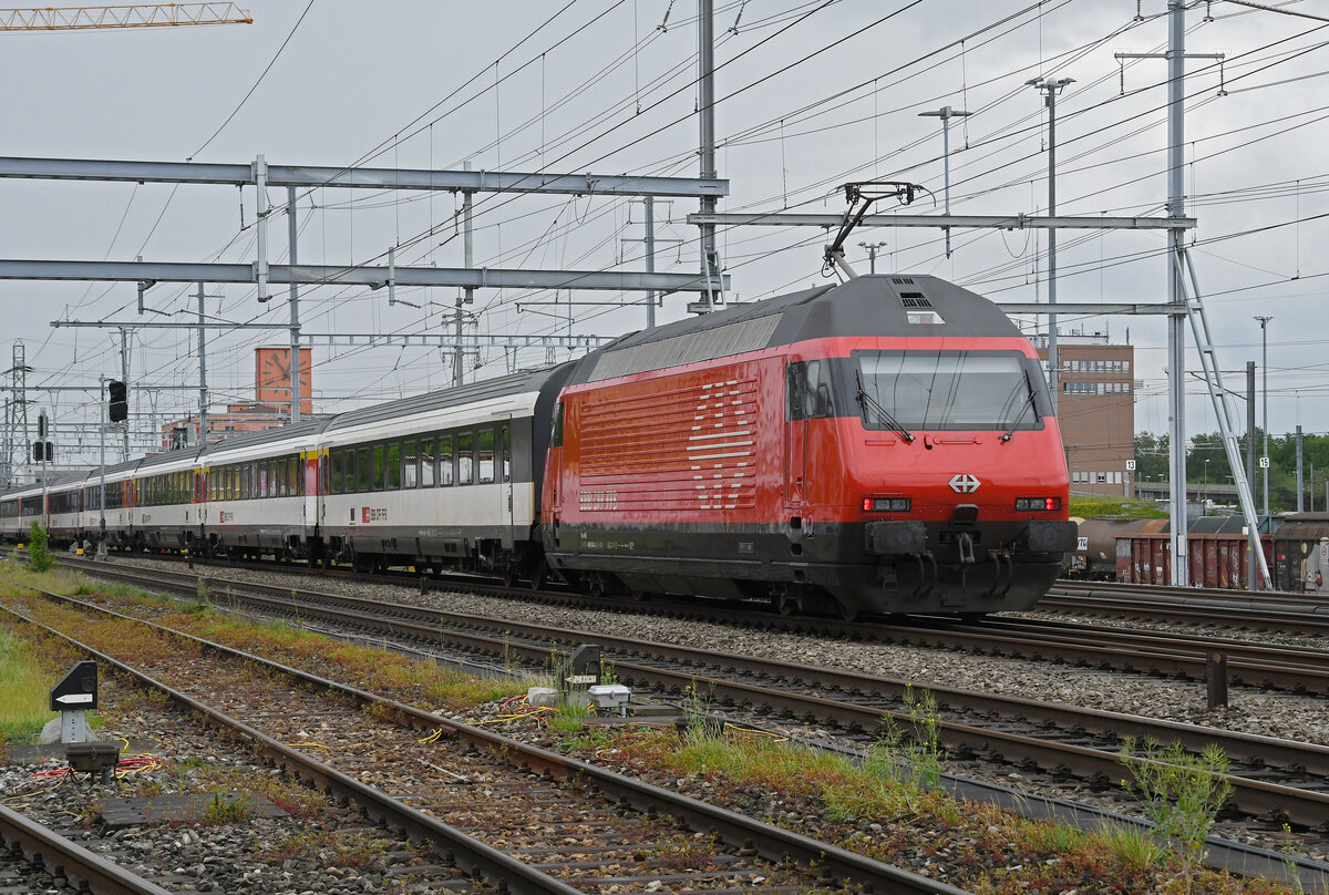 Re 460 043-3 durchfährt am 08.05.2023 den Bahnhof Muttenz.