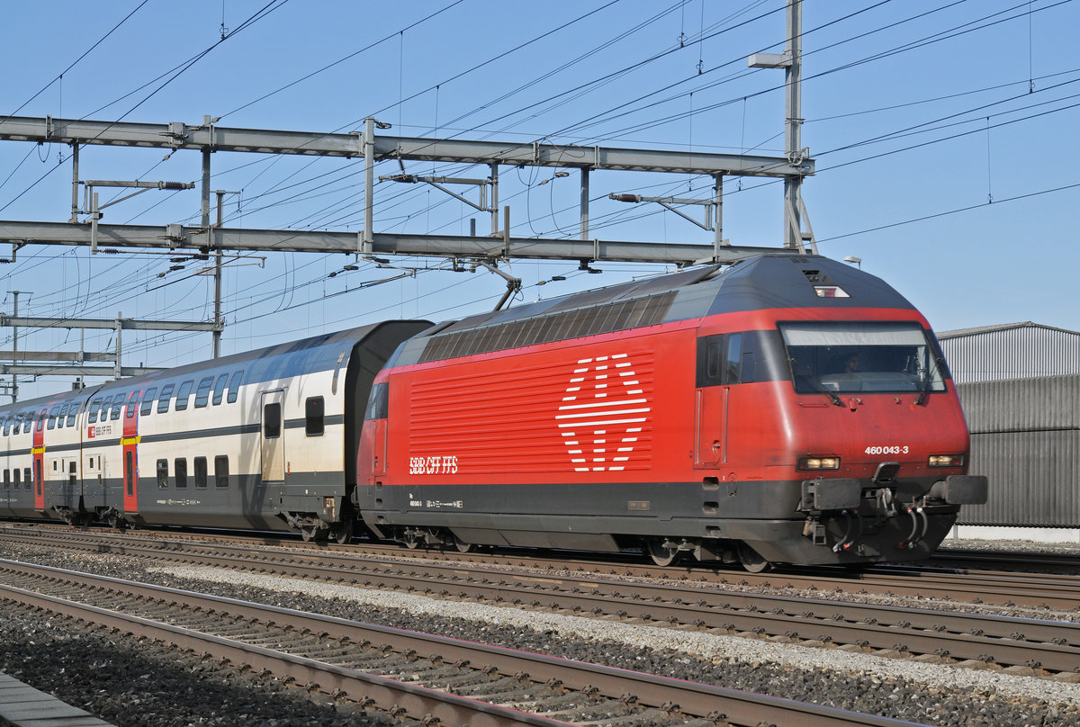 Re 460 043-3 durchfährt den Bahnhof Rothrist. Die Aufnahme stammt vom 11.03.2017.