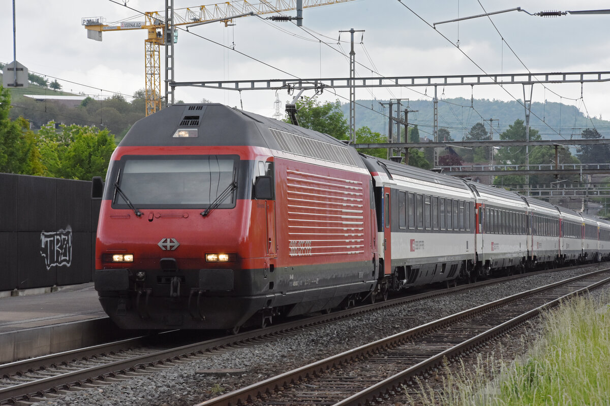 Re 460 043-3 durchfährt den Bahnhof Gelterkinden. Die Aufnahme stammt vom 16.05.2022.