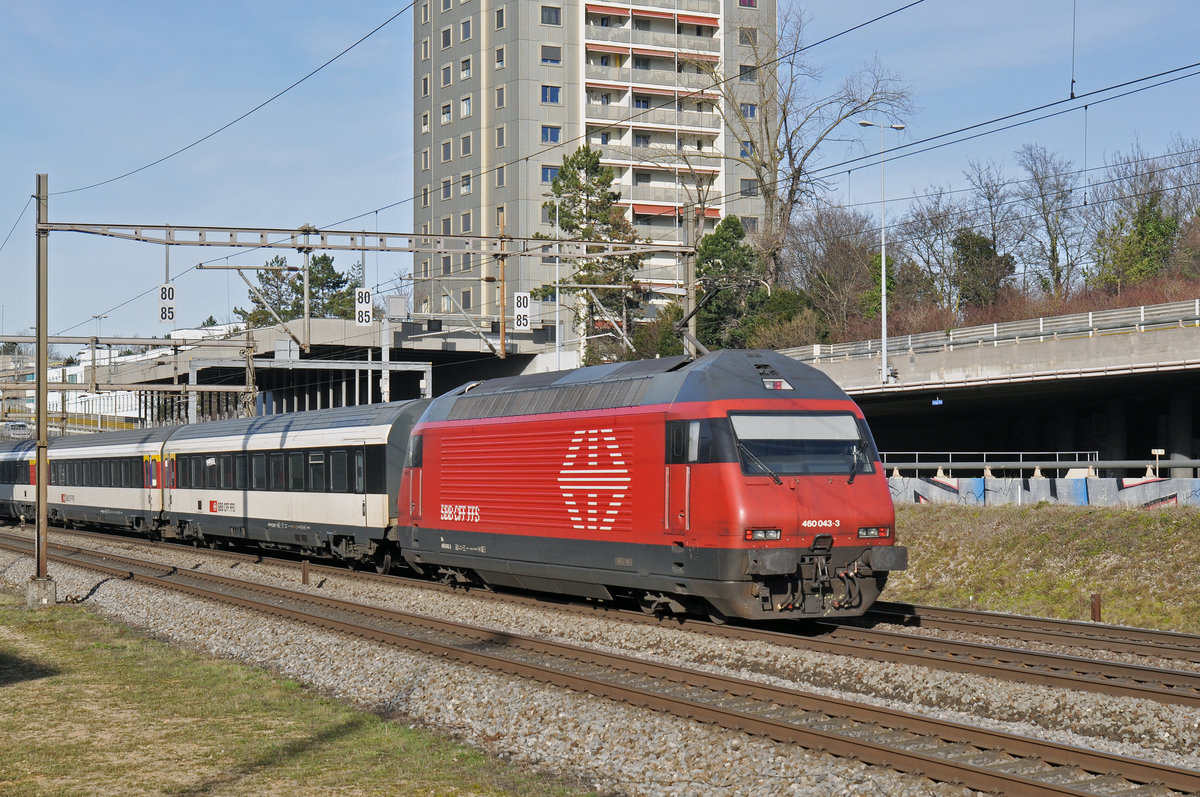 Re 460 043-3 fährt Richtung Bahnhof SBB. Die Aufnahme stammt vom 24.01.2018.