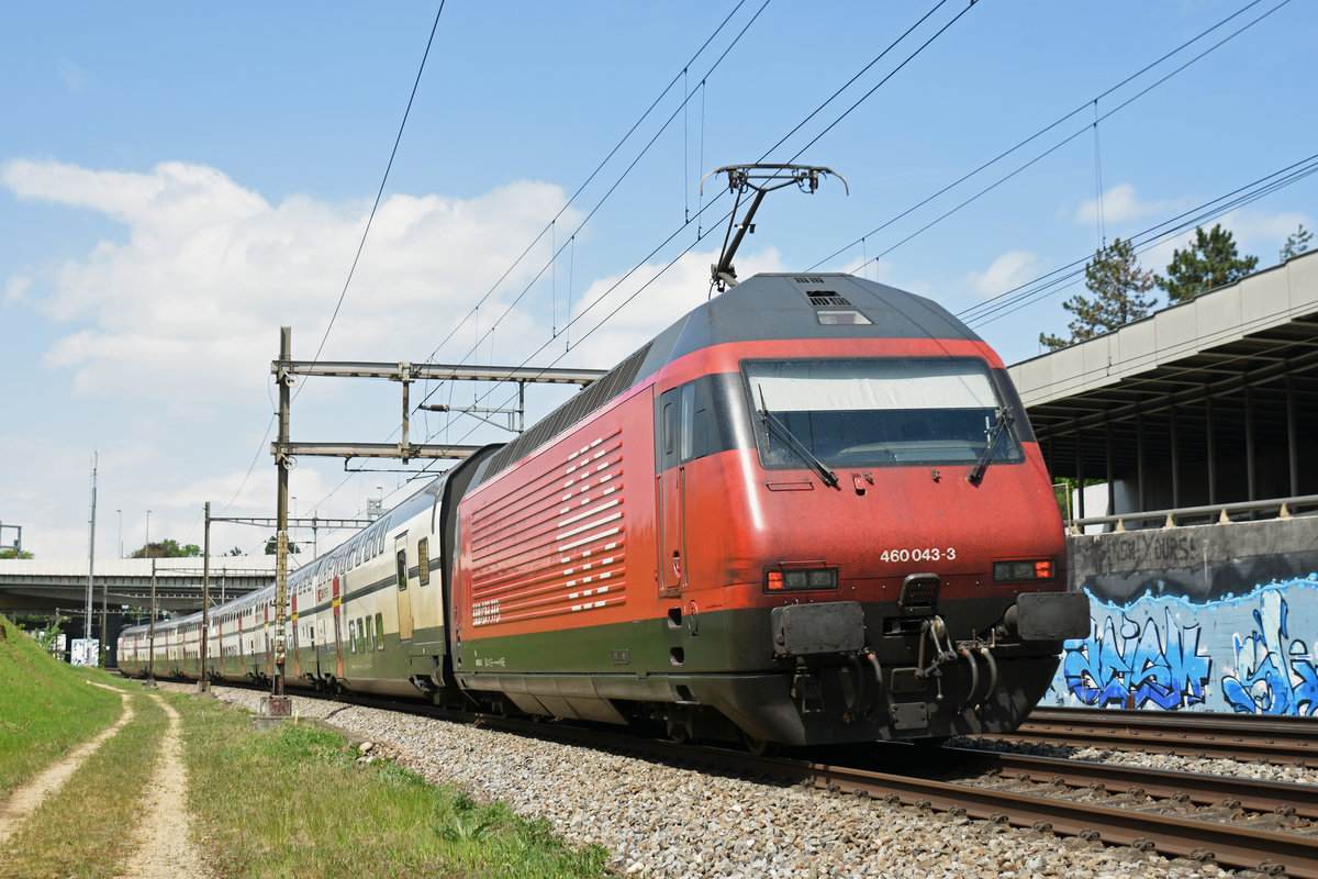 Re 460 043-3 fährt Richtung Bahnhof SBB. Die Aufnahme stammt vom 25.04.2018.