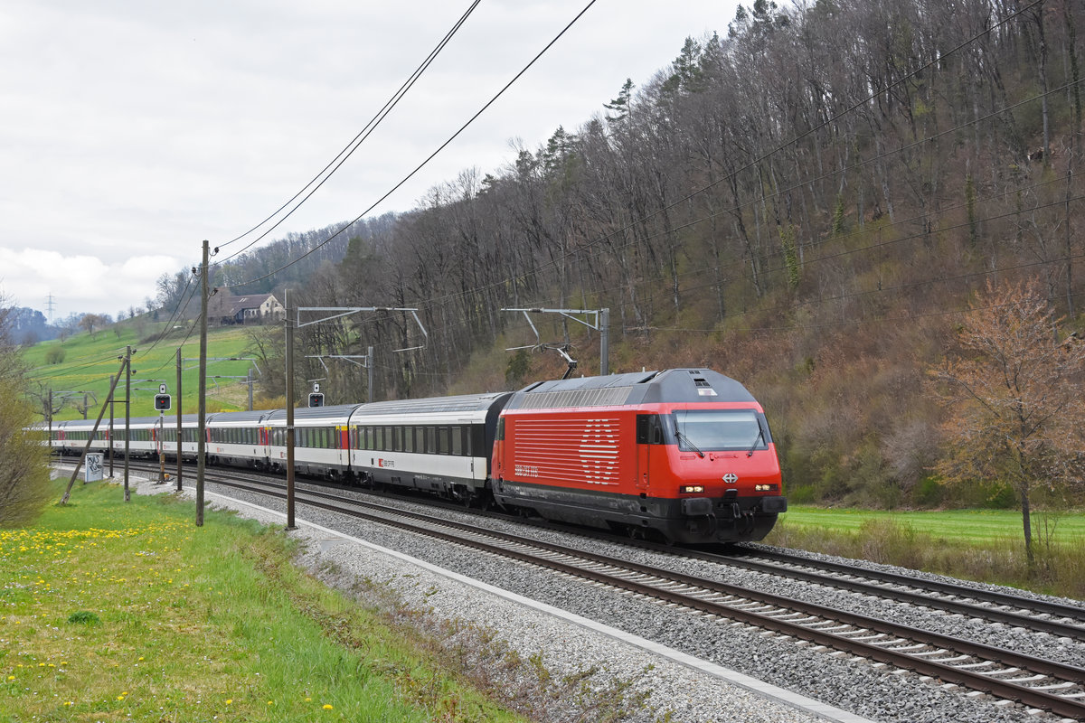 Re 460 043-3 fährt Richtung Bahnhof Tecknau. Die Aufnahme stammt vom 19.04.2021.