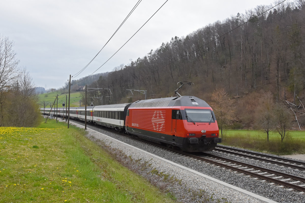 Re 460 043-3 fährt Richtung Bahnhof Gelterkinden. Die Aufnahme stammt vom 19.04.2021.