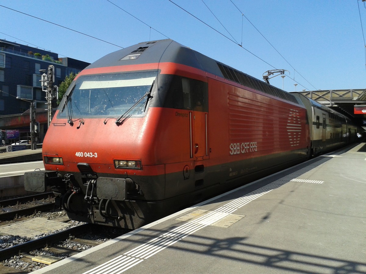 Re 460 043-3 mit IC 726 (St. Gallen - Zürich HB - Bern - Lausanne - Genève-Aéroport) am 24.7.2015 beim Halt in Winterthur.