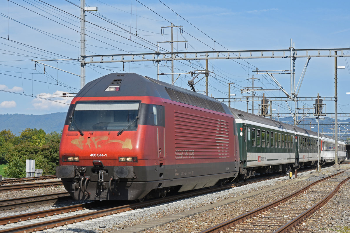 Re 460 044-1 durchfährt den Bahnhof Möhlin. Die Aufnahme stammt vom 12.09.2018.