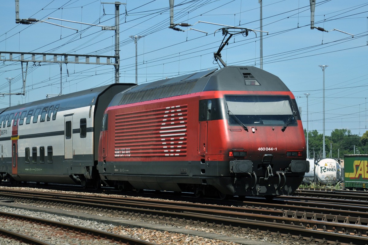 Re 460 044-1 durchfährt den Bahnhof Muttenz. Die Aufnahme stammt vom 03.07.2014.