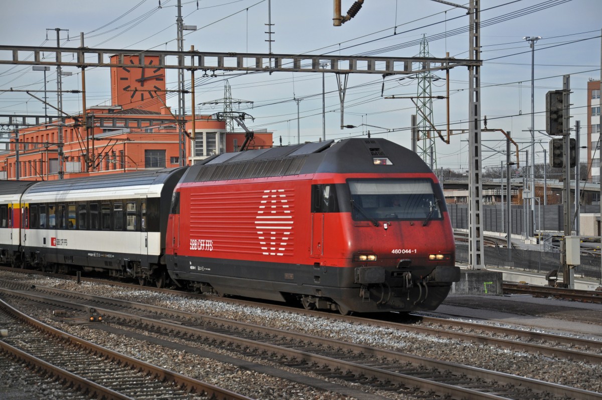 Re 460 044-1 durchfährt den Bahnhof Muttenz. Die Aufnahme stammt vom 22.12.2014.