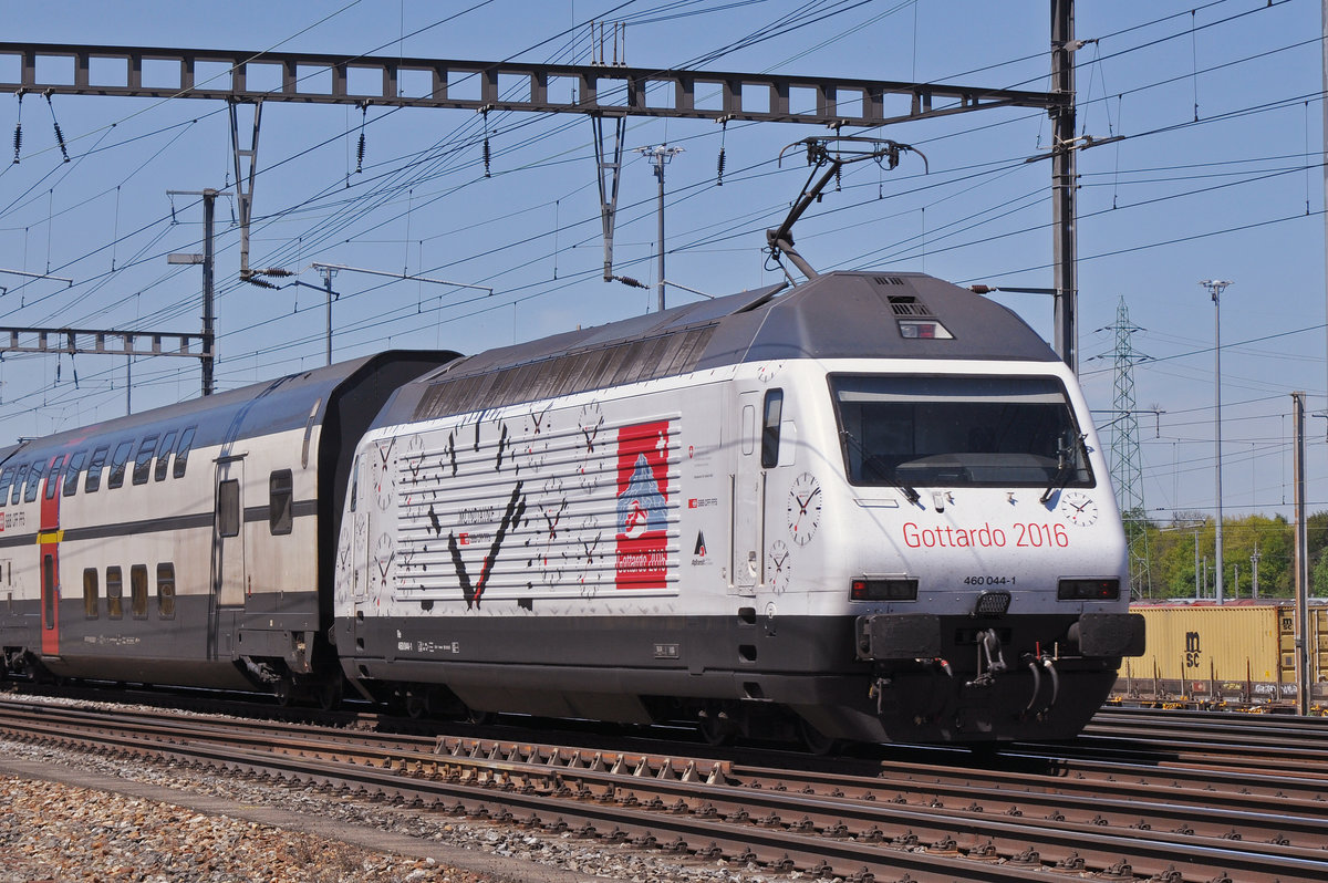 Re 460 044-1, mit der Gottardo 2016 Werbung, durchfährt den Bahnhof Muttenz. Die Aufnahme stammt vom 30.04.2017.