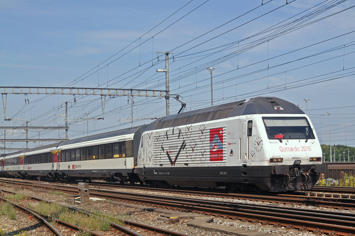 Re 460 044-1, mit der Gottardo 2016 Werbung, durchfährt den Bahnhof Muttenz. Die Aufnahme stammt vom 24.08.2017.