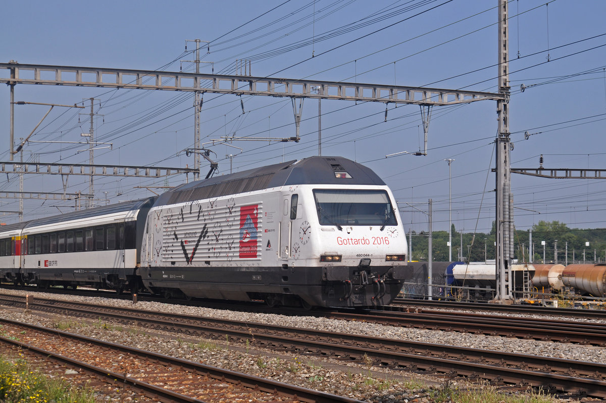 Re 460 044-1, mit der Gottardo 2016 Werbung, durchfährt den Bahnhof Muttenz. Die Aufnahme stammt vom 28.08.2017.