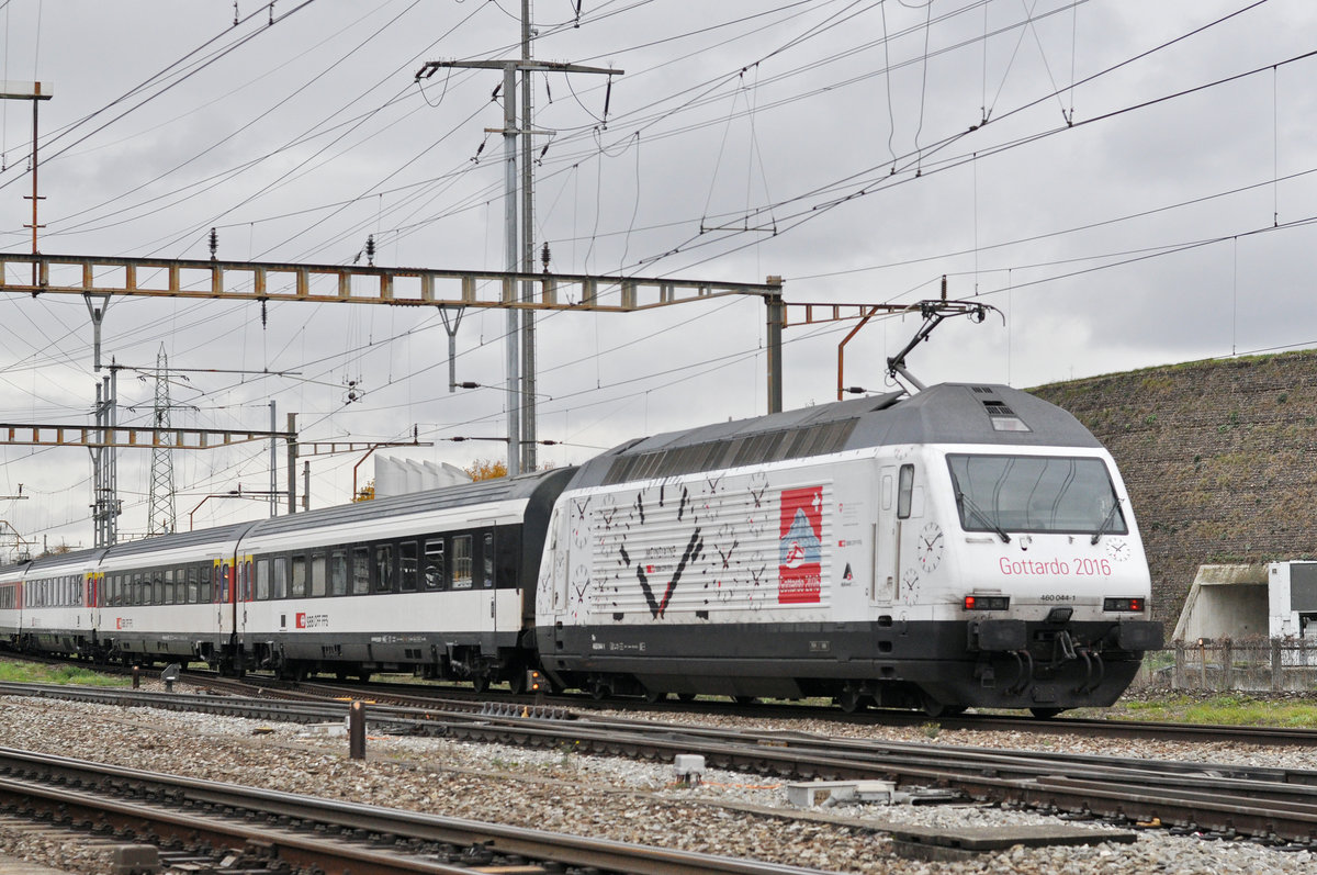Re 460 044-1, mit der Gottardo 2016 Werbung, durchfährt den Bahnhof Pratteln. Die Aufnahme stammt vom 08.11.2017.