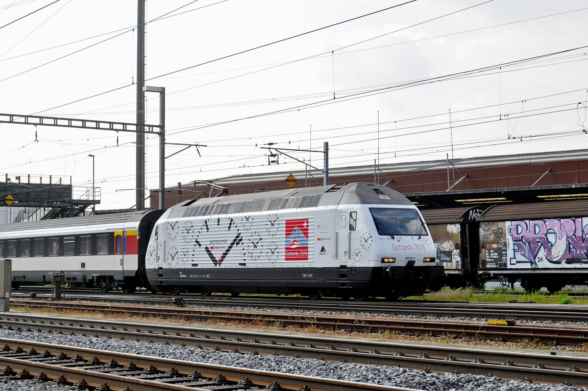 Re 460 044-1, mit der Gottardo 2016 Werbung, durchfährt den Bahnhof Pratteln. Die Aufnahme stammt vom 02.05.2016.