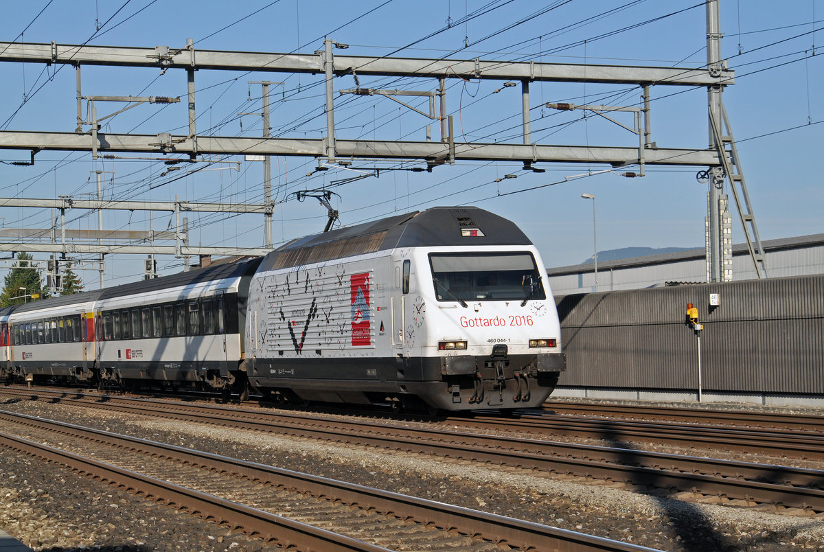 Re 460 044-1, mit einer Gottardo 2016 Werbung, durchfährt den Bahnhof Rothrist. Die Aufnahme stammt vom 11.08.2016.