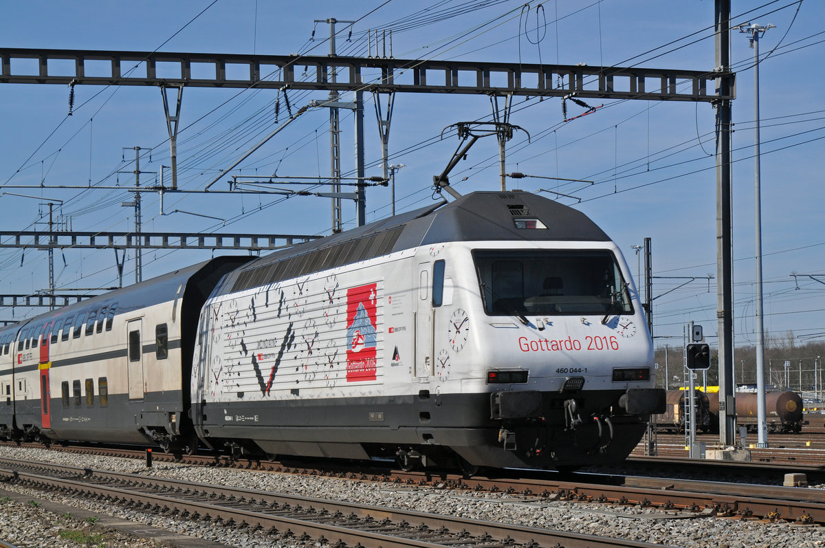 Re 460 044-1, mit der Werbung für Gottardo 2016, durchfährt den Bahnhof Muttenz. Die Aufnahme stammt vom 10.03.2017.