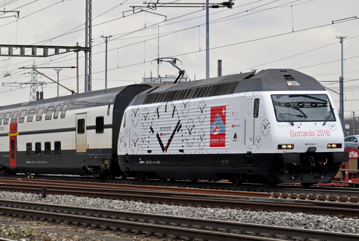 Re 460 044-1, mit einer Werbung für Gottardo 2016, durchfährt den Bahnhof Muttenz. Die Aufnahme stammt vom 23.03.2016.