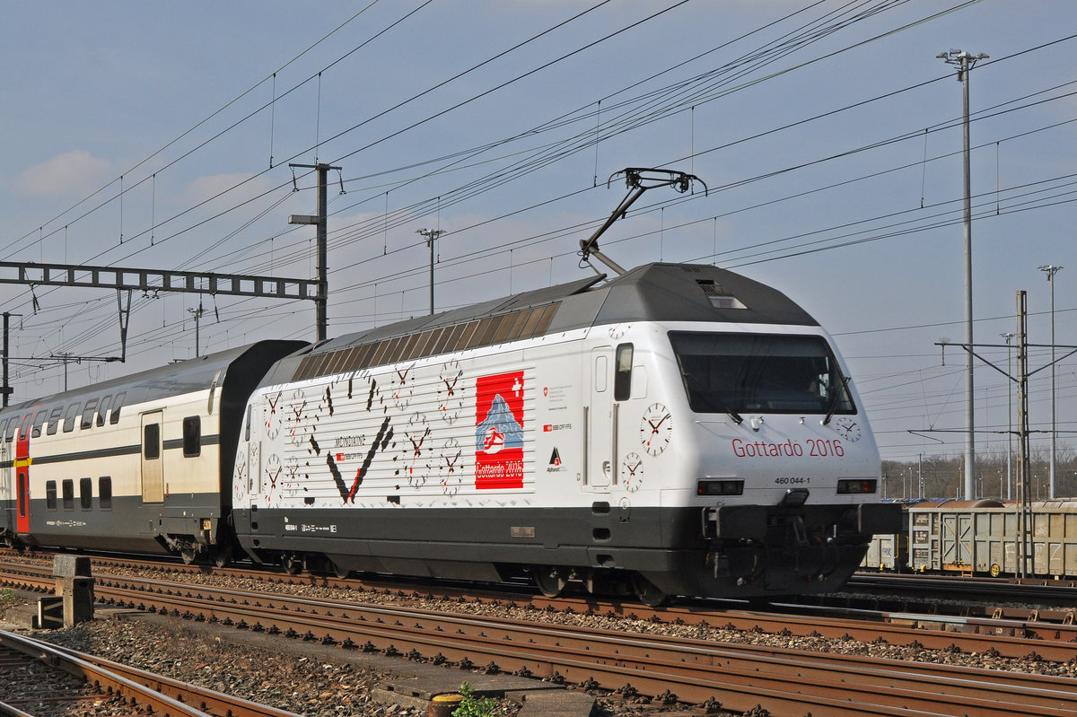 Re 460 044-1, mit einer Werbung für Gottardo 2016, durchfährt den Bahnhof Muttenz. Die Aufnahme stammt vom 23.03.2016.