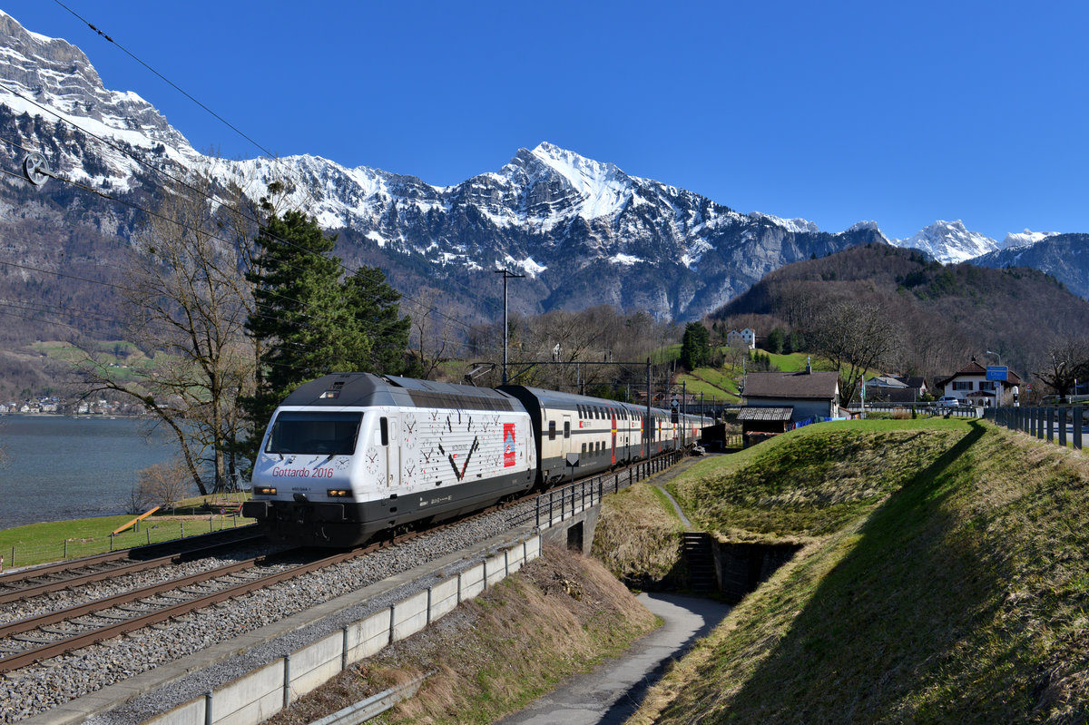 Re 460 044 mit einem IC am 11.03.2017 bei Mols. 