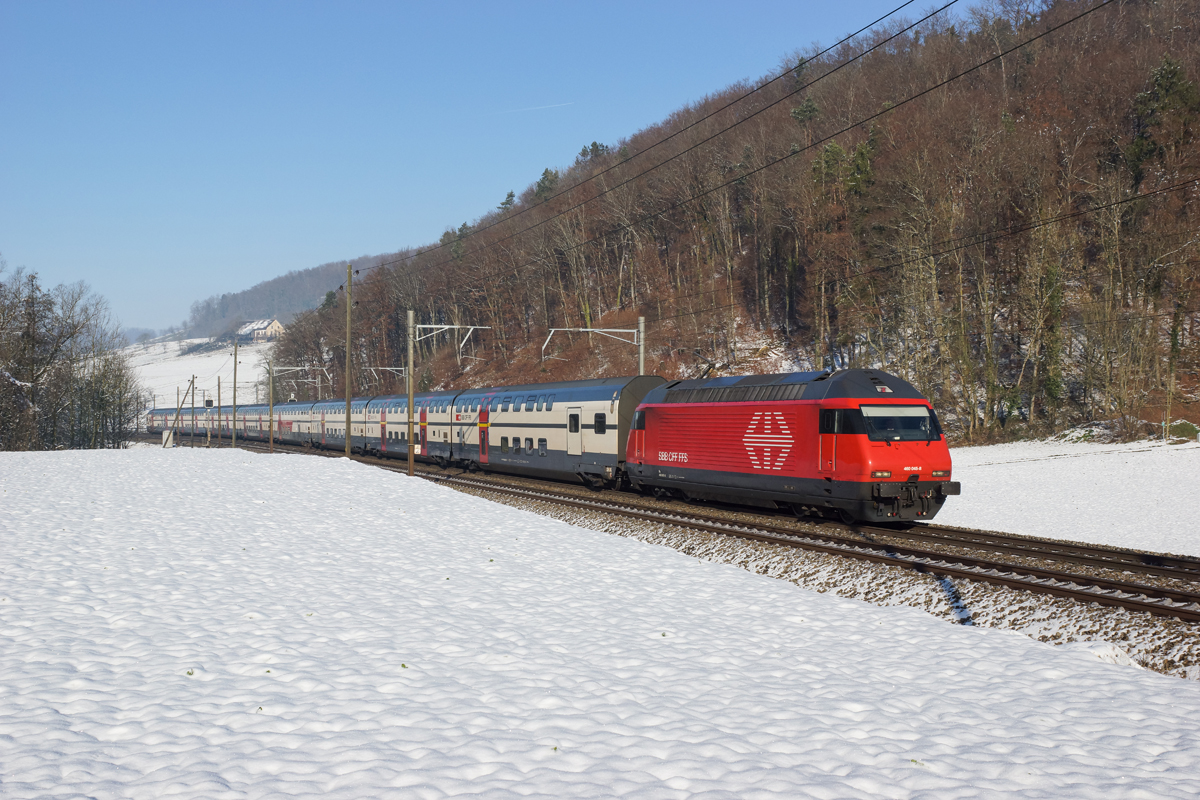 Re 460 045-8 befindet sich am 01.01.2015 zwischen Gelterkinden und Tecknau.
