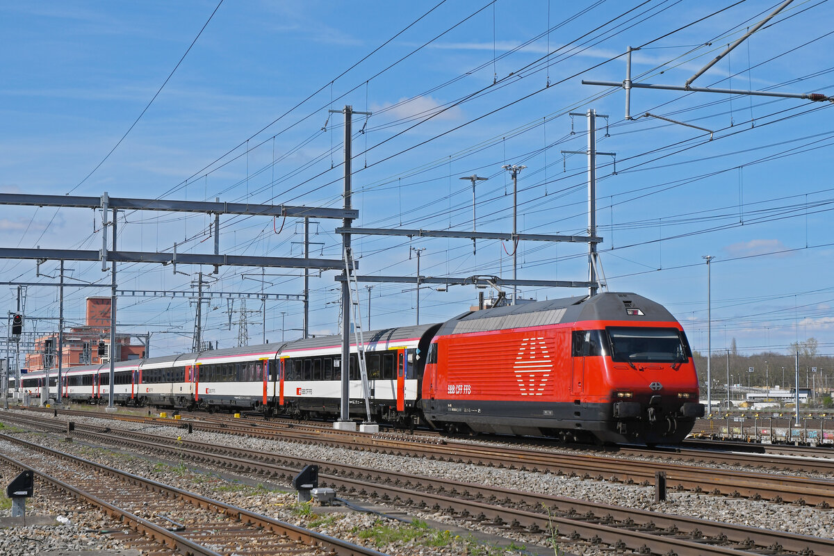 Re 460 045-8 durchfährt am 25.03.2024 den Bahnhof Muttenz.