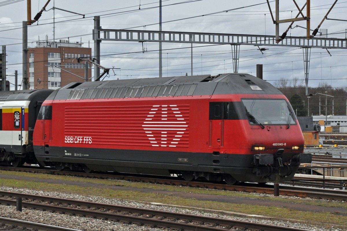 Re 460 045-8 durchfährt den Bahnhof Muttenz. Die Aufnahme stammt vom 16.02.2014.